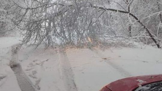 Ciężkie warunki na drogach i braki w dostawach prądu