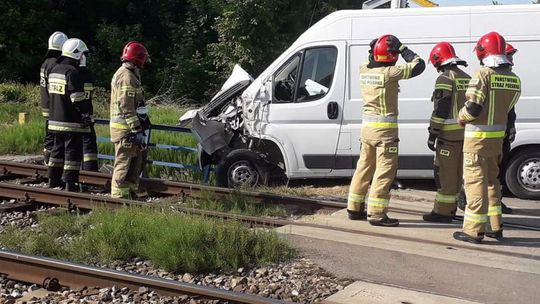 Ćmielów: Bus zderzył się z lokomotywą 