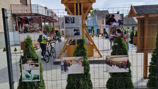 Ćmielów: Otwarcie plenerowej wystawy Romana Szlachetki 