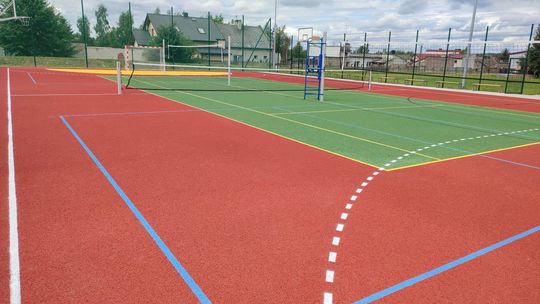 Ćmielowska podstawówka z nowym boiskiem wielofunkcyjnym 