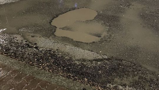 Co robić, gdy dziura w drodze uszkodzi samochód?