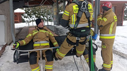 Ćwiczenia strażackie na stoku narciarskim w Bałtowie