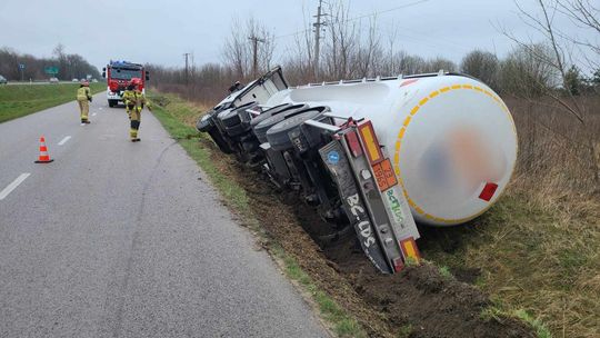 Cysterna w rowie na DK 73