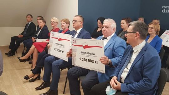 Czeki dla wójtów i burmistrzów