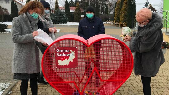 Czerwone serce "bije" przy Urzędzie Gminy Sadowie