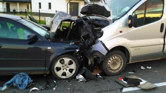 Czołowe zderzenie dwóch aut