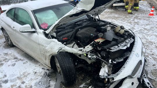Czołowe zderzenie na DK 74 w Górnie. Dwie osoby trafiły do szpitala