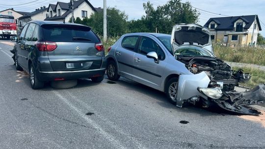 Czołowe zderzenie w Tokarni. Pięć osób w szpitalu