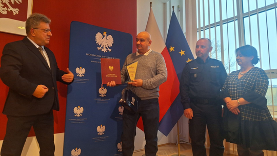Czujność, która uratowała życie. Wojewoda uhonorował kierowcę MPK za pomoc zaginionej 11-latce
