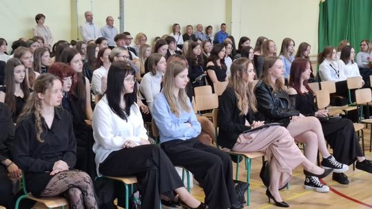 Czwartoklasiści żegnają się ze "Staszicem"