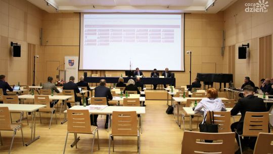 Czy radni PiS złamali prawo podczas głosowania nad odwołaniem marszałka? 