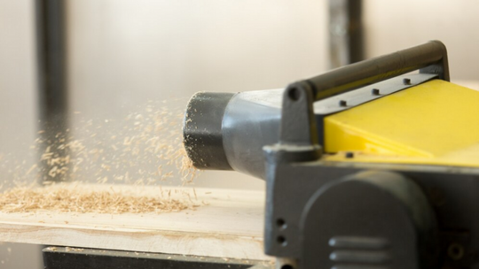 Czym różni się frezarka dolnowrzecionowa od górnowrzecionowej?