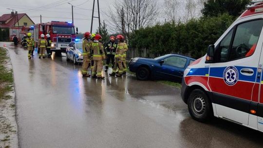 Dachowanie auta w gm. Chęciny. Kierowca w szpitalu