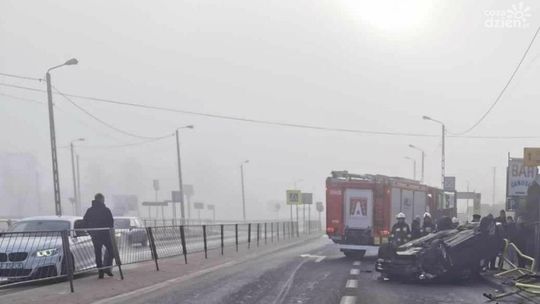 Dachowanie BMW w Górnie. Auto uderzyło w płot