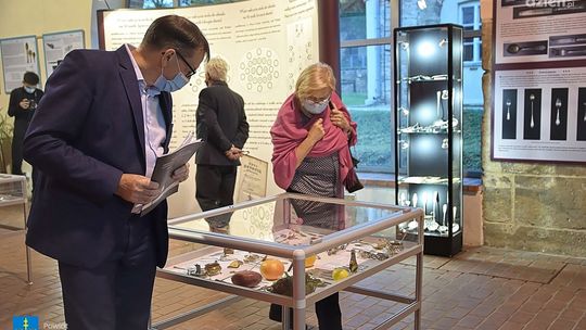 Dawne sztućce i zastawy stołowe na wystawie