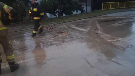 Deszcze zalewały drogi i posesje  
