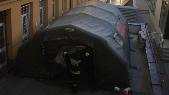 Dmuchają na zimne. Szpital ostrowiecki przygotował namiot śluzę