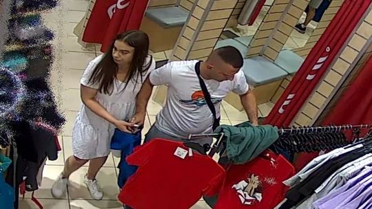 Dokonali kradzieży w sklepie. Poszukuje ich policja 