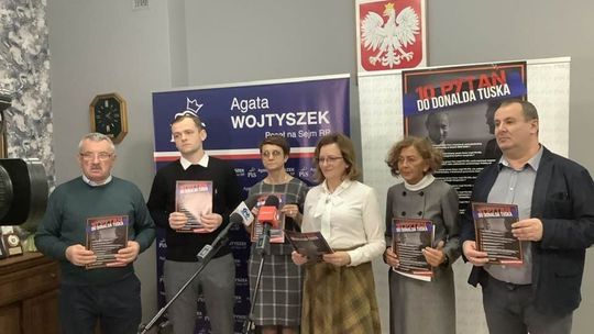 Donald Tusk ponownie pod ostrzałem pytań