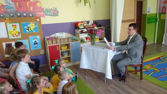 Dorośli czytali dzieciom