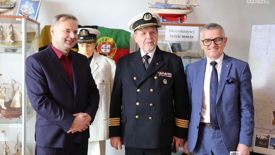 Doświadczony marynarz gościem specjalnym wystawy „Morskie opowieści”