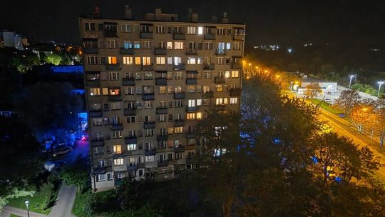 Dramatyczny wypadek w Kielcach – z szóstego piętra wypadła młoda osoba