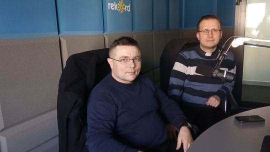 Droga Krzyżowa z pomocą w tle 