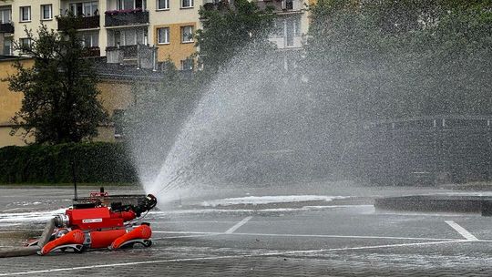Drony gaśnicze i roboty kroczące zaprezentowane strażakom w Kielcach