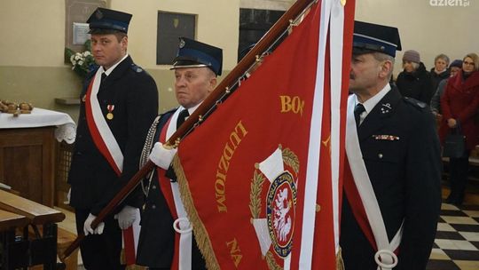 Druhowie z Rosoch z nowym sztandarem