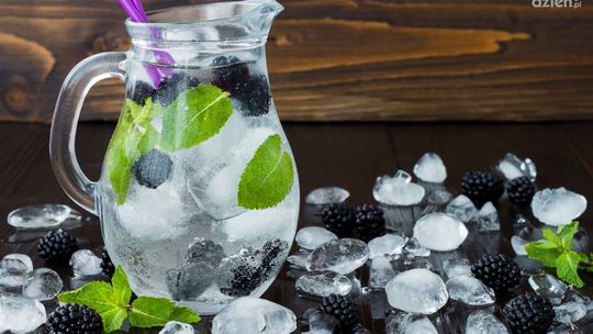 Dzbanek czy karafka - w czym elegancko podać wodę i soki?