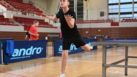 Dzieci i młodzież rywalizowały przy stołach tenisowych