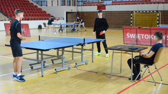 Dzieci i młodzież zagrali w tenisa stołowego
