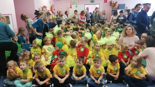 Dzieci symbolicznie zasadziły drzewo