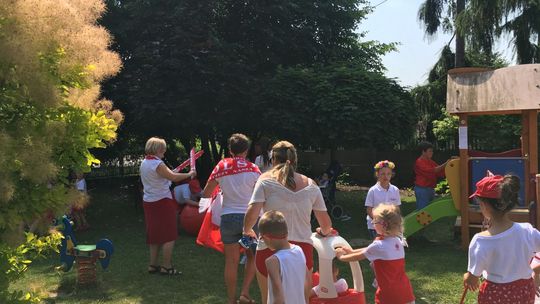 Dzieci z "Promyka" zagrzewały do gry piłkarską reprezentację 