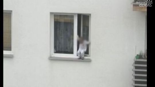 Dziecko na zewnętrznym parapecie w bloku