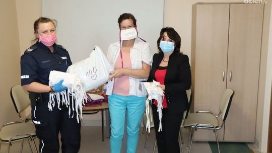 Dzielnicowa szyje maseczki