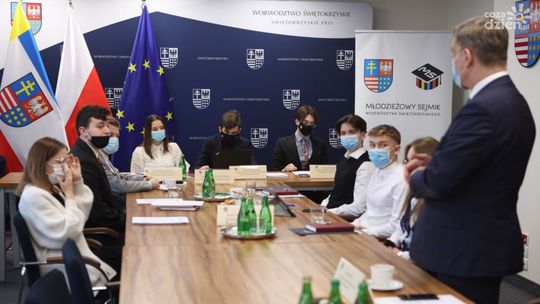 Dziewczęca reprezentacja Ostrowca w Młodzieżowym Sejmiku Województwa Świętokrzyskiego