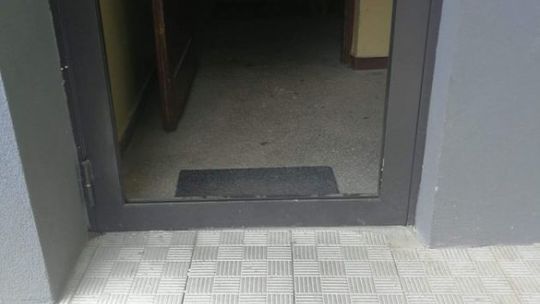 Emocje wyładowali na drzwiach - wandale odpowiedzą za uszkodzenie mienia