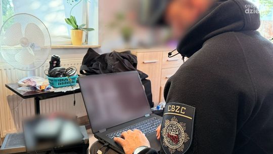 Fałszywe alarmy bombowe paraliżowały pracę instytucji. CBZC zatrzymało siedem osób