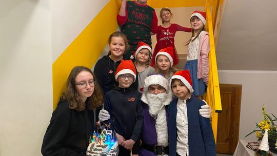 Fioletowy Mikołaj spełnia marzenia dzieci