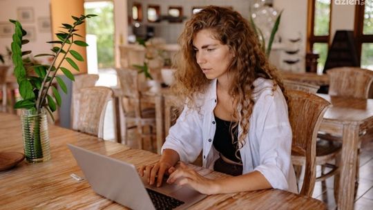 Firmowa pieczątka – sposób uwierzytelnienia dokumentów i personalizacji przesyłki