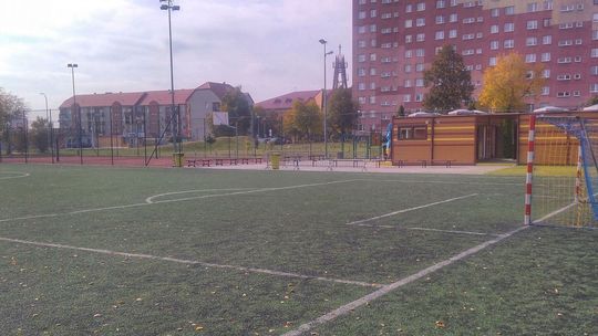 Firmy wybiegną na boisko