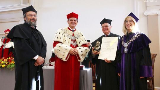 Fizyk uhonorowany przez kielecki uniwersytet