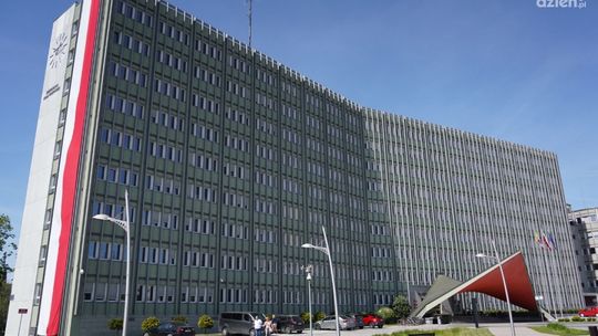 Flaga Polski na urzędzie