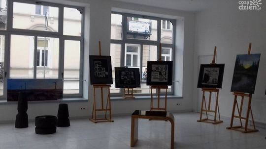 Galeria Sztuki, a w niej prace młodych artystów kieleckiego Plastyka