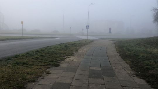Gęsta mgła nad powiatem ostrowieckim - trudne warunki na drogach 