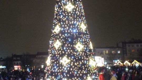 Gigantyczna choinka rozbłysła w Rynku