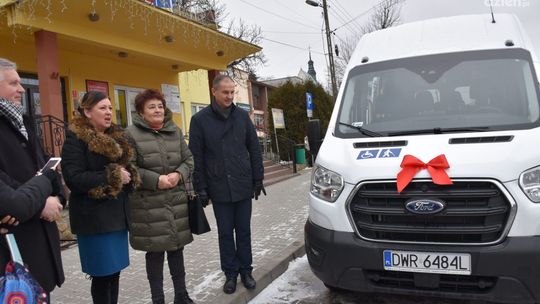 Gmina Ćmielów wzbogaciła się o nowego busa dla osób niepełnosprawnych 
