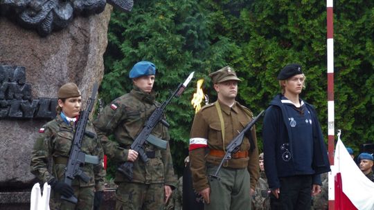 Godzina W. Minuta ciszy pod Pomnikiem Harcerzy Poległych za Ojczyznę