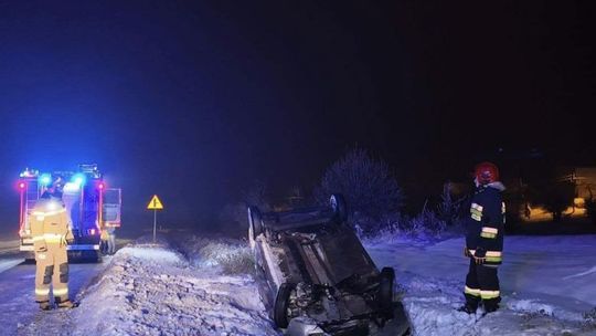 Groźne dachowanie na drodze wojewódzkiej relacji Ostrowiec- Kielce  